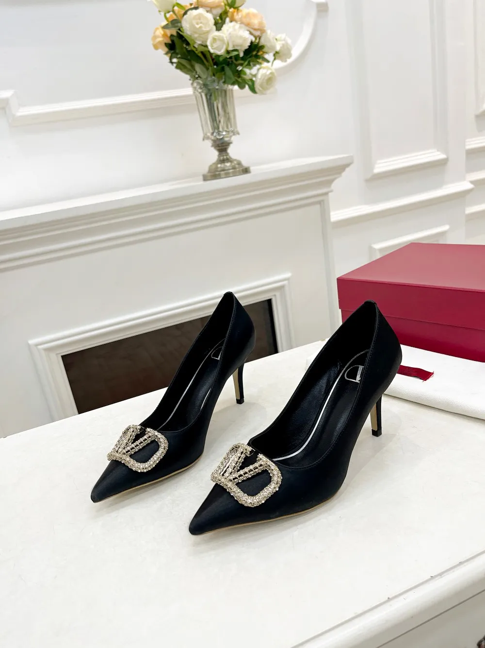 👟👟Ex-factory price 440👟👟 Genuine leather sole +40 Top version 𝑉𝐴𝐿𝐸𝑁𝑇𝐼𝑁𝑂 Valentino new spring and summer women's 8-color single shoes [Latest rhinestone buckle] brings out a full sense of luxury, and the new season will live up to expectations! Worth buying ★Absolutely high-grade❥Original method, Absolute sensibility❥Elegant style, No-frills walking artifact Code number: 35-41 (34-42 customized) Fabric: Imported silk Lining: Sheepskin lining Heel height: 4cm～7.5cm2⃣️A choice of leather outsole Rubber outsole